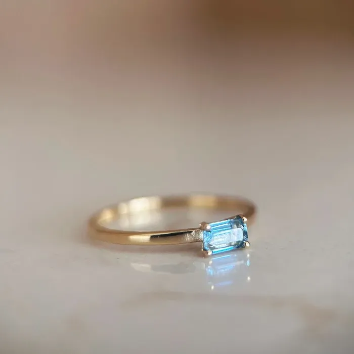 Geelgouden ring met blauwe topaas baguette