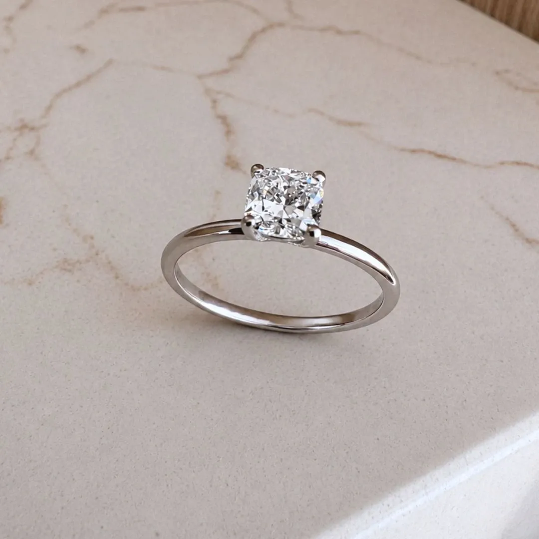 Cushion cut diamanten solitaire in witgoud