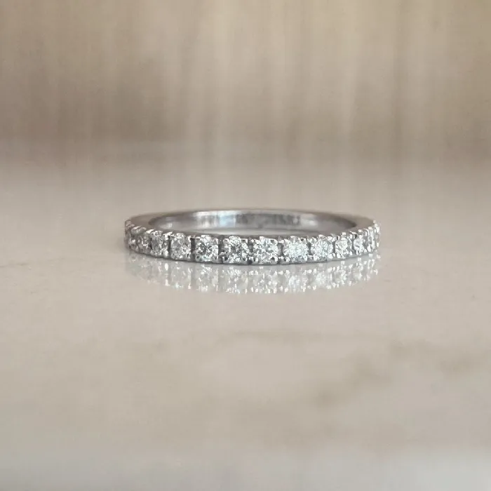 Pavé eternity band in witgoud