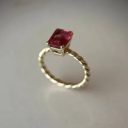 Gedraaide gouden ring met roze toermalijn
