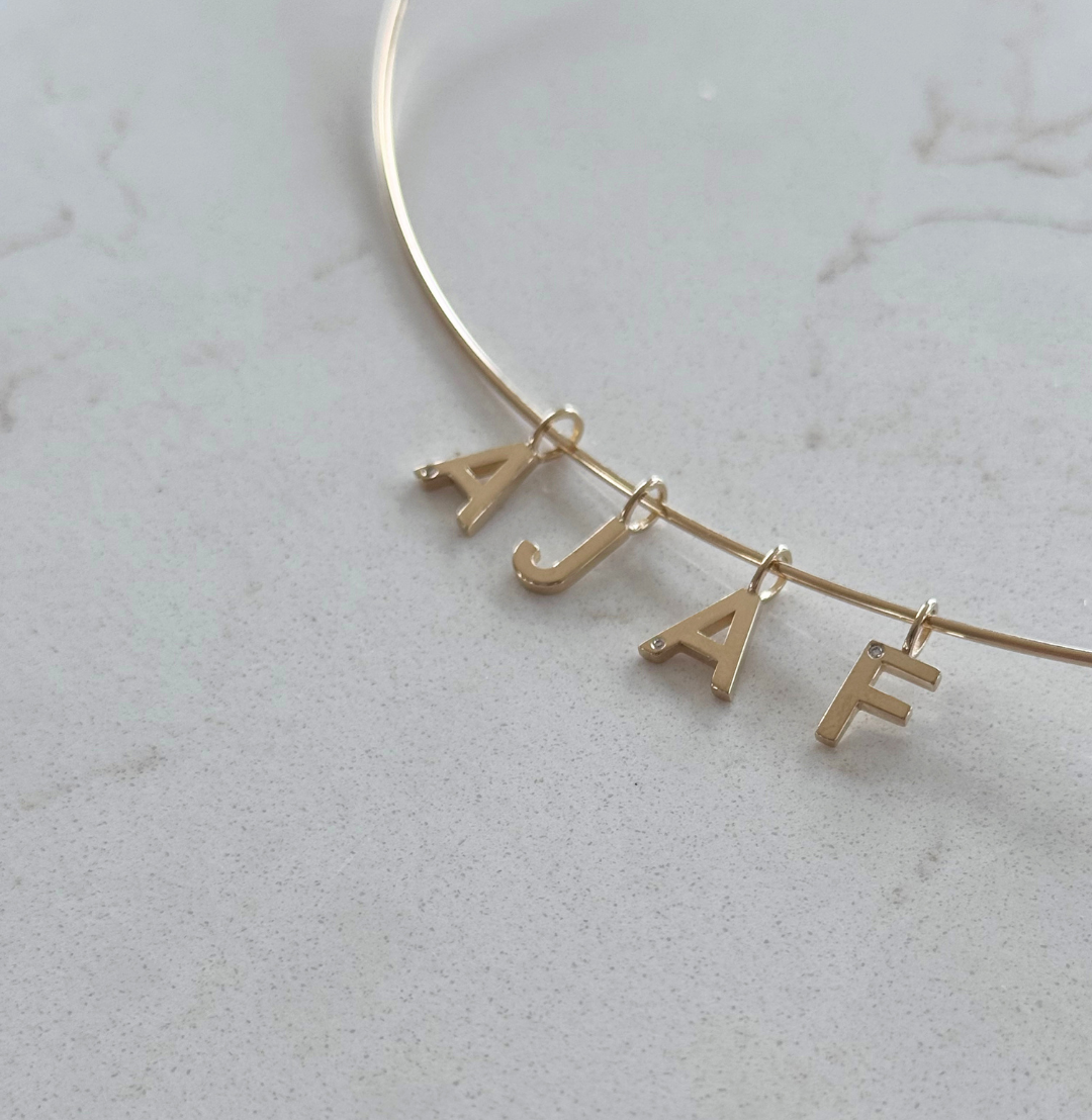 Gouden collier met lettertjes