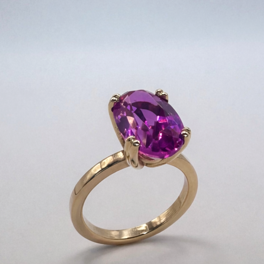 Geelgouden ring met roze ovale edelsteen