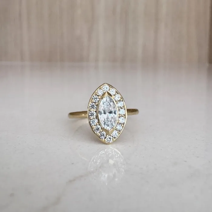 Geelgouden marquise diamanten ring met halo