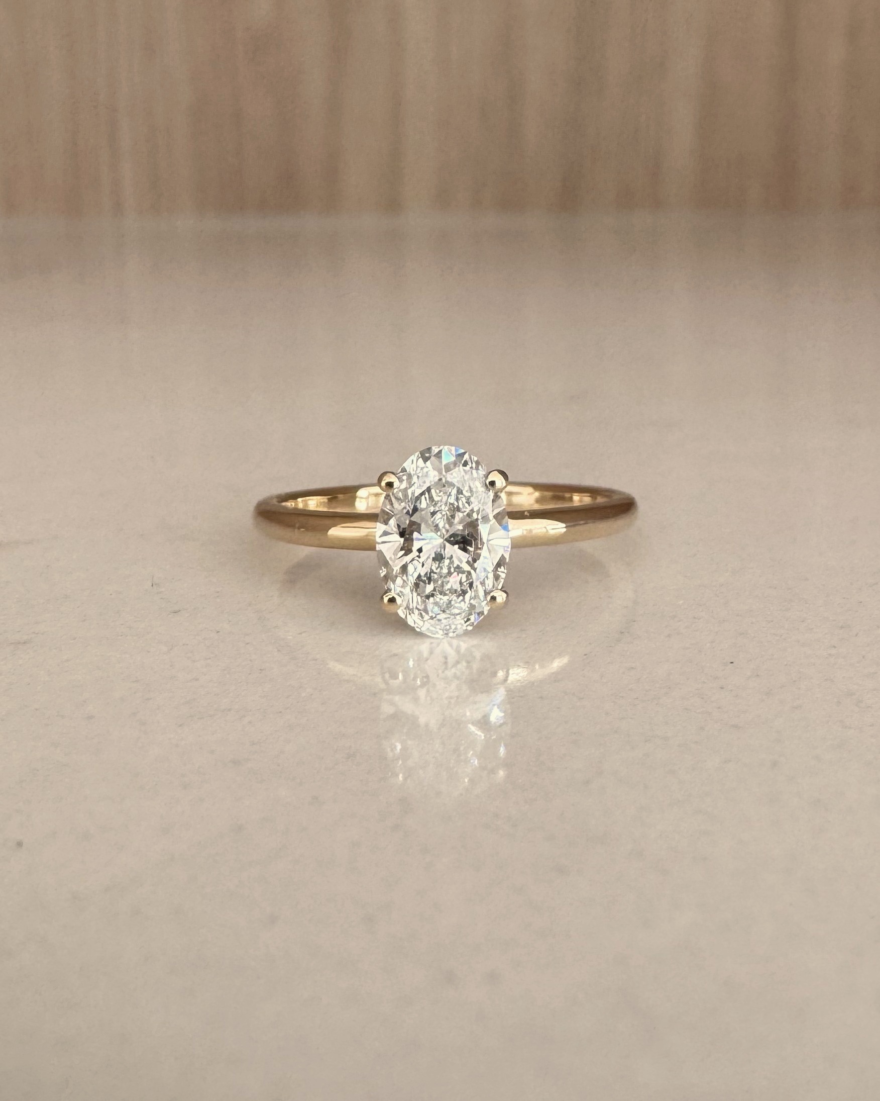Gouden verlovingsring met ovale diamant, handgemaakt bij Goudbar