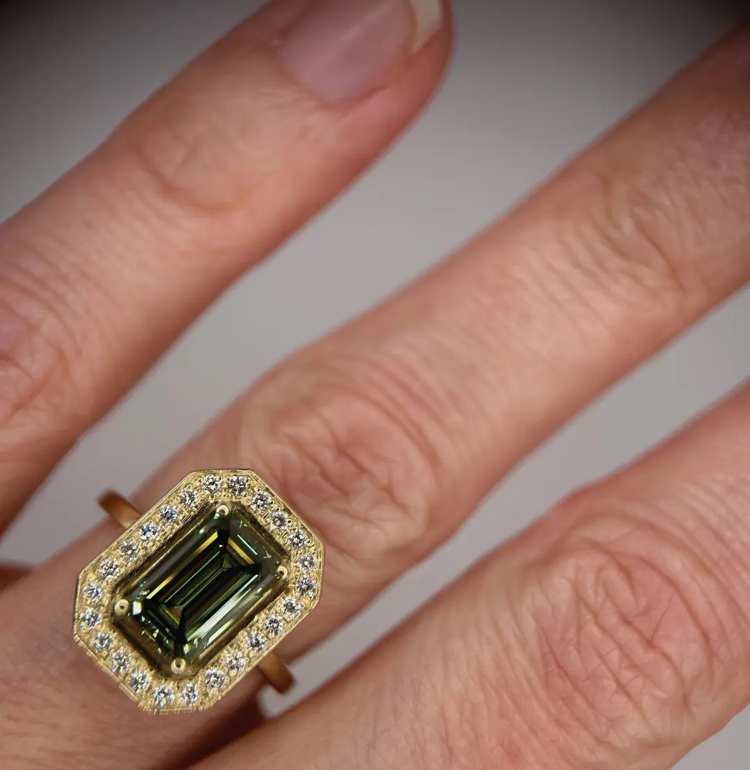 Geelgouden ring met groene smaragd, saffier en halo
