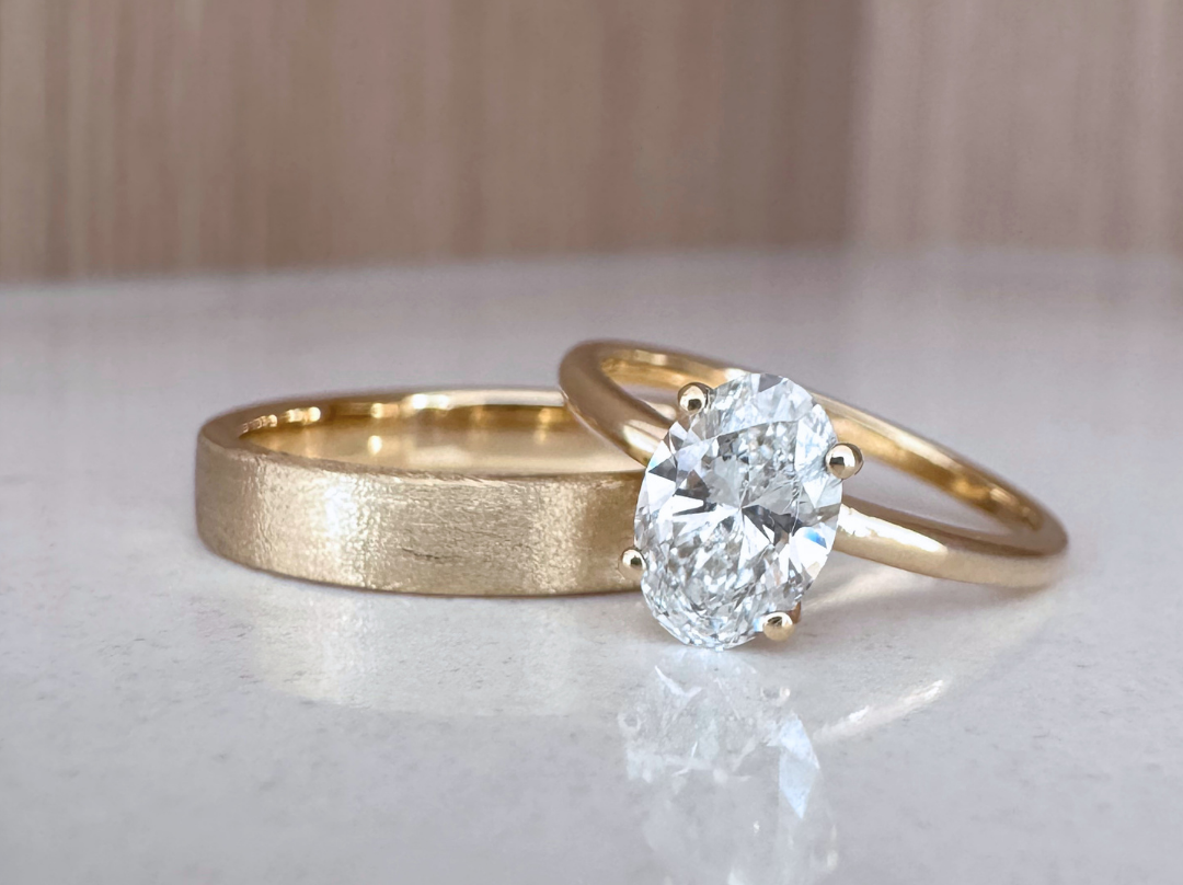 Geelgouden ovale solitaire met matte trouwring