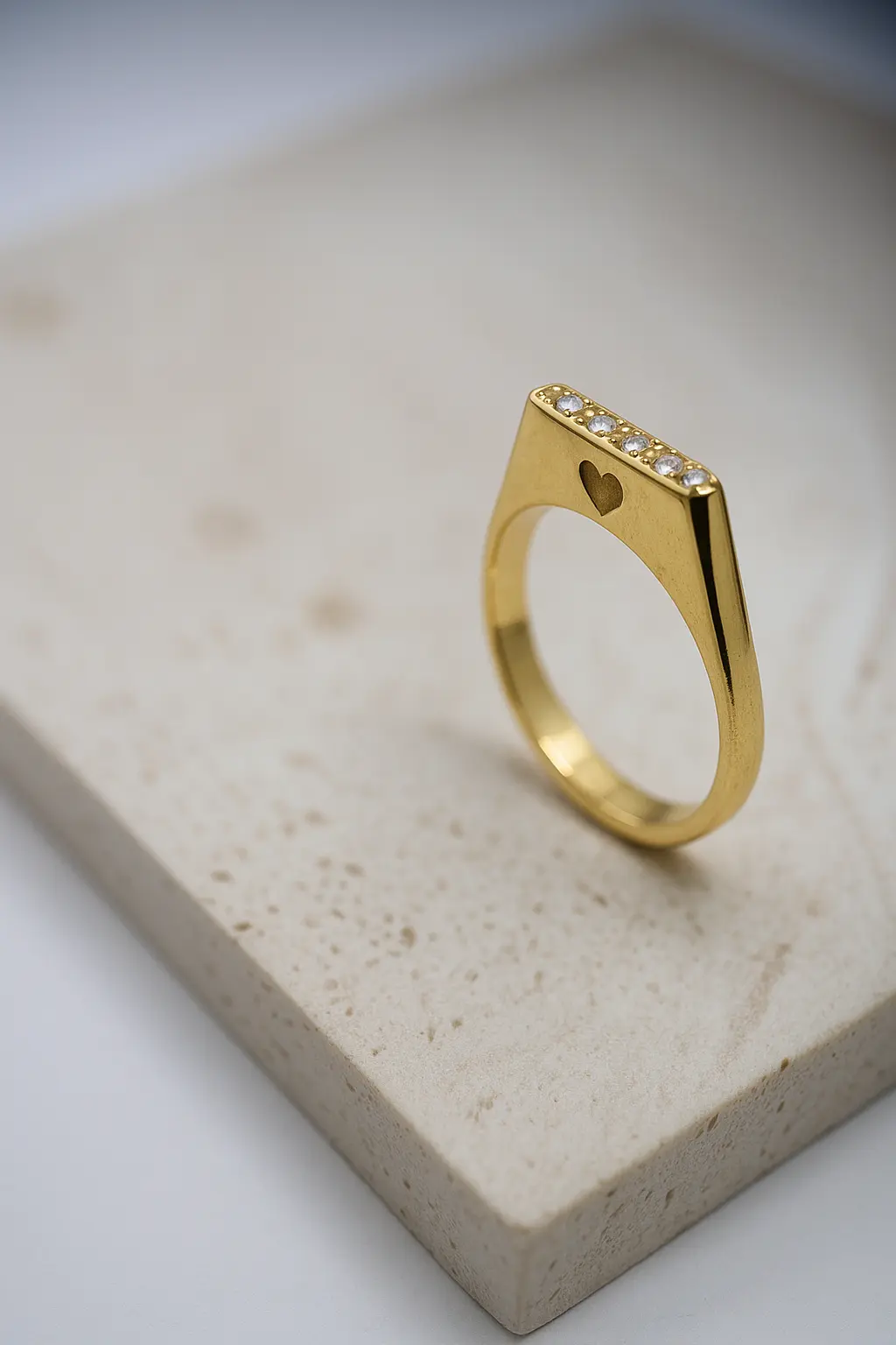 Gouden zegelring met hartje en diamanten