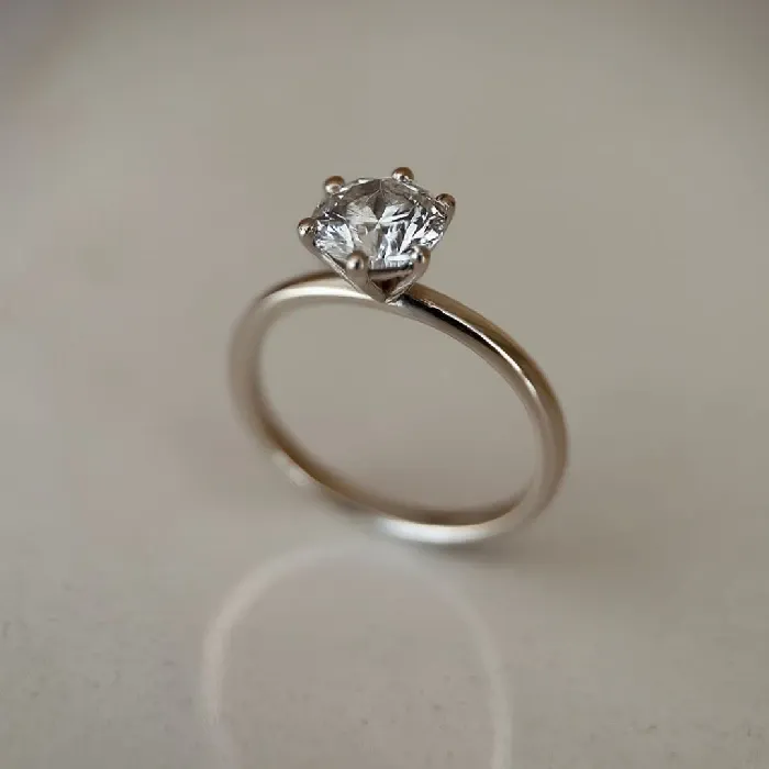 Solitaire diamanten ring in witgoud