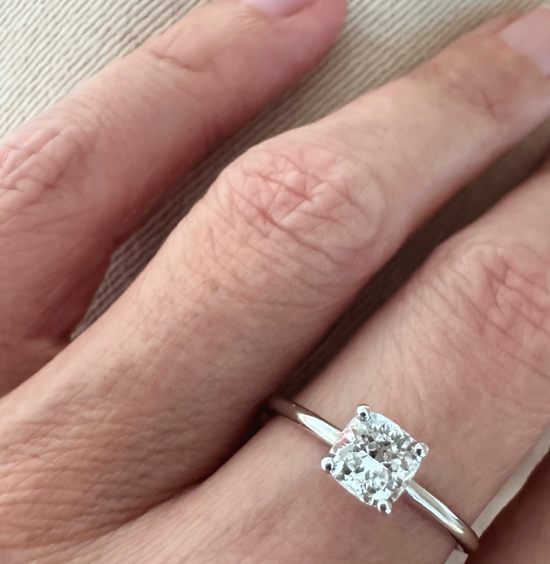 Witgouden solitaire met cushion diamant