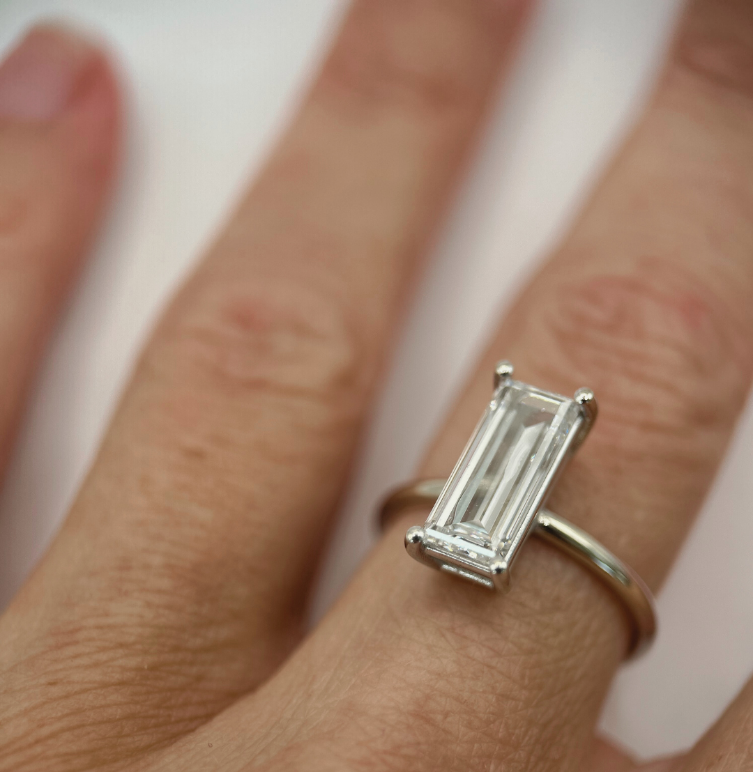 Witgouden ring met baguette diamant