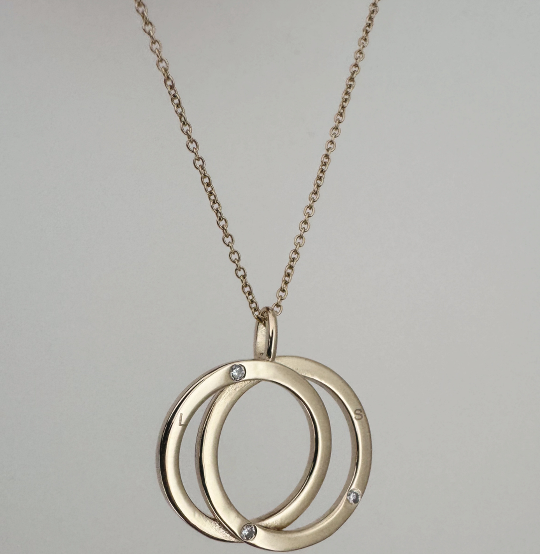 Gouden hanger met twee ringen en diamanten