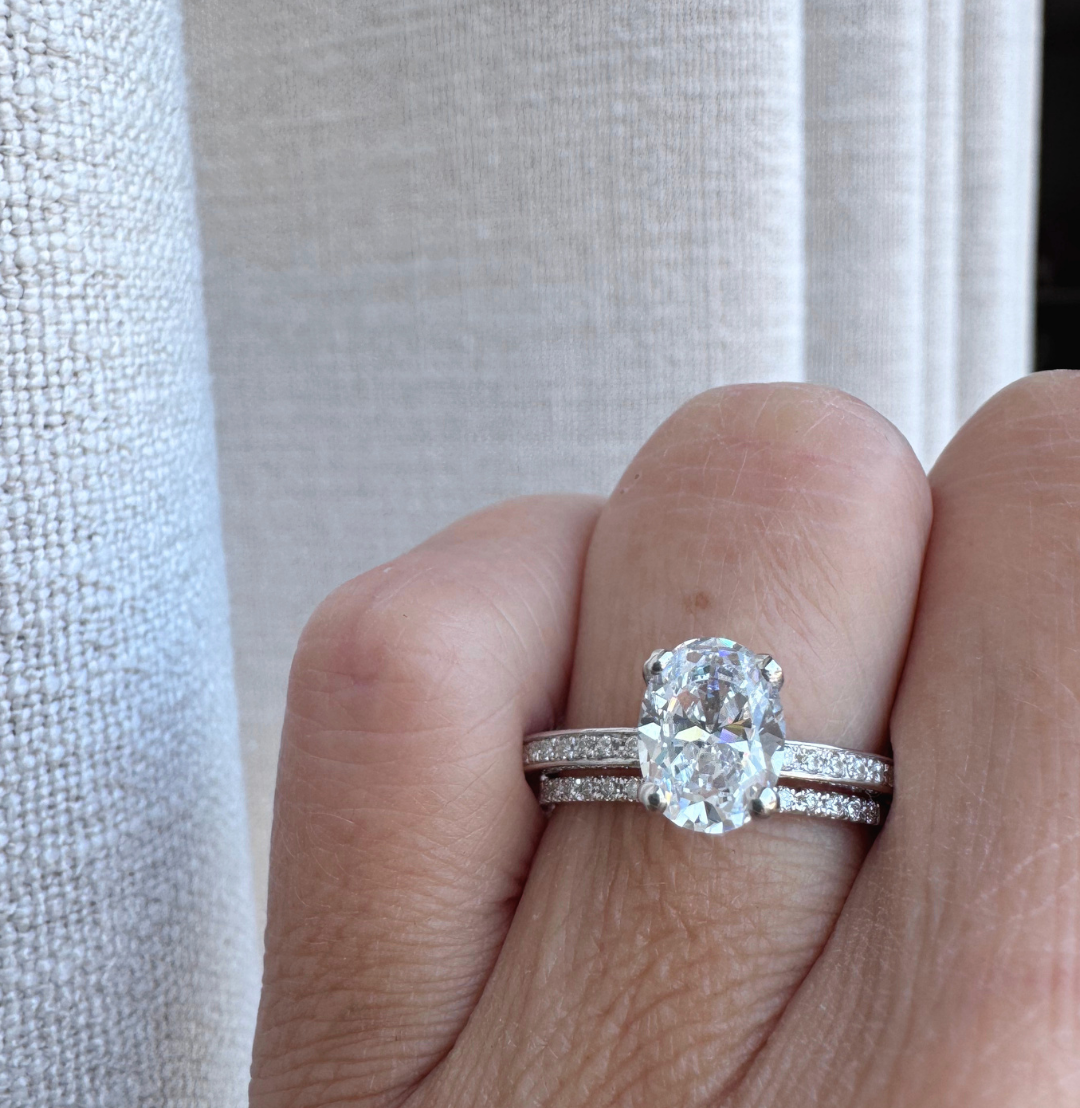 Witgouden ovale solitaire met diamanten alliance