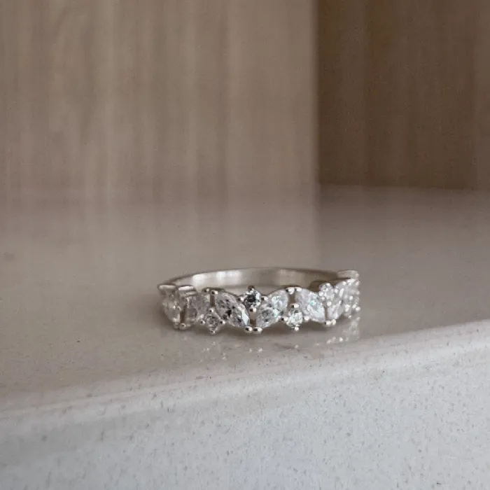Witgouden band met marquise en ronde diamanten