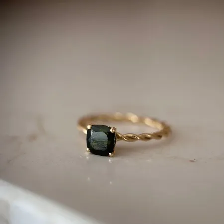 Gedraaide gouden ring met groene toermalijn